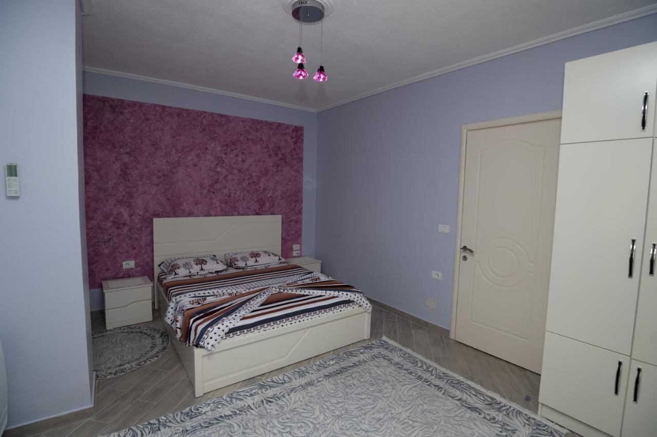Elton's * Pogradec